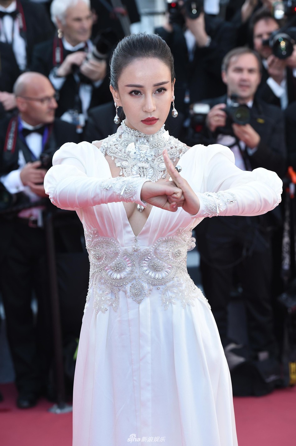 Thảm đỏ Cannes 2018: Phạm Băng Băng hóa nữ thần, Bella Hadid mờ nhạt
